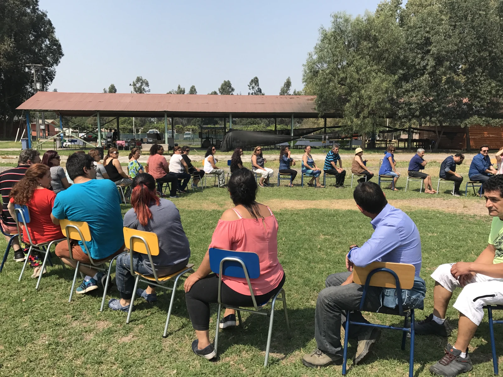 Equipo participando en una dinámica outdoor de Training Workshop